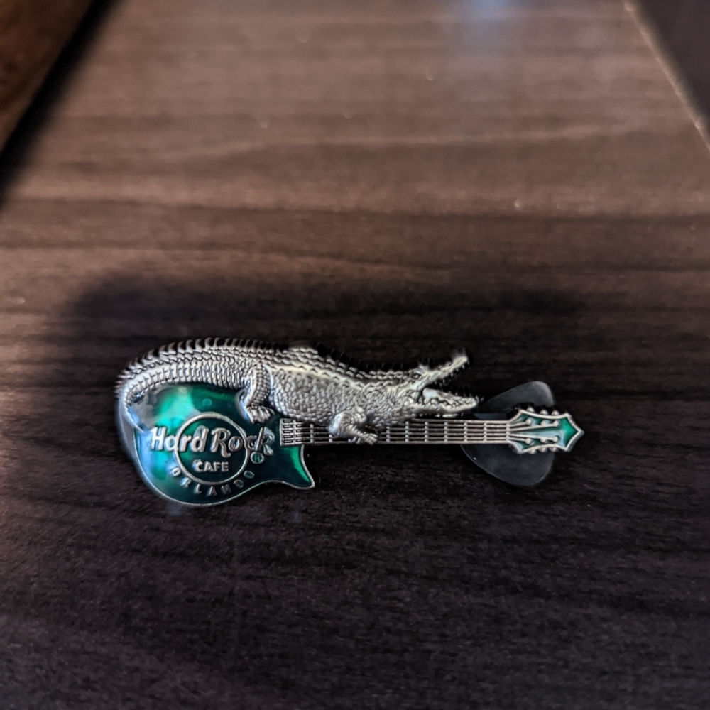 Hard Rock Cafe gator pin